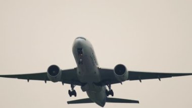 LAN Kargo Boeing 777 uçak gemisi kalkıyor.