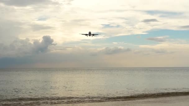 Letadlo přilétá nad mořskou pláží — Stock video