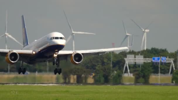 IJslandse Boeing 757 landing — Stockvideo