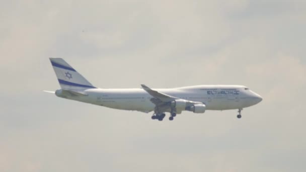 Großraumflugzeug im Landeanflug — Stockvideo