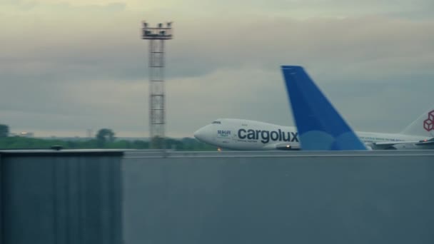 Avión de carga anding en tiempo lluvioso — Vídeos de Stock