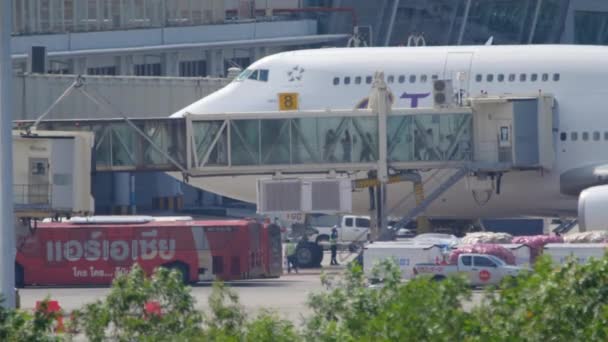 Los pasajeros salen del avión a través del puente. — Vídeo de stock