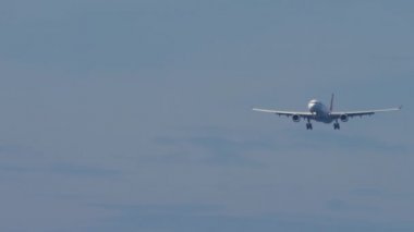 Türk Havayolları Airbus A330 iniş yapmadan önce yaklaşıyor