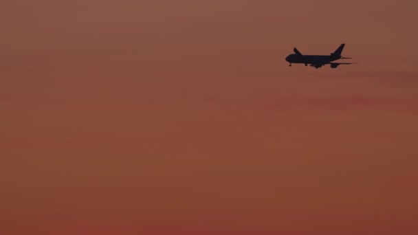 Approche finale au coucher du soleil