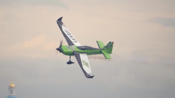 Rennflugzeug auf der Bühne — Stockvideo