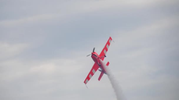 Campeão mundial realiza acrobacias — Vídeo de Stock