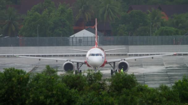 AirAsia Airbus A320 voor vertrek — Stockvideo