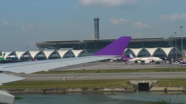 Repülőgépek Suvarnabhumi repülőtér városában — Stock videók