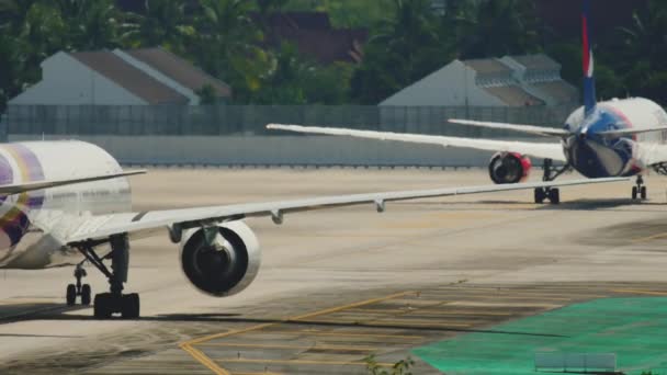 Такси Boeing 777 в аэропорту Пхукета — стоковое видео