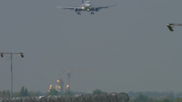 Aire Astana Embraer aterrizaje — Vídeo de stock