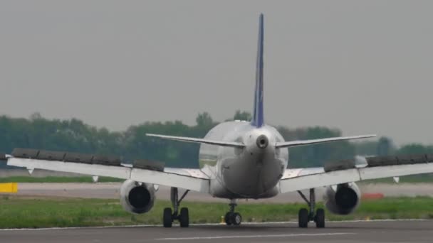 Air Astana Airbus A320 lądowanie — Wideo stockowe