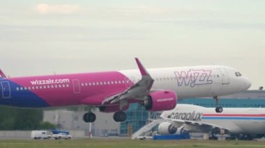 WizzAir Airbus A321 iniyor.