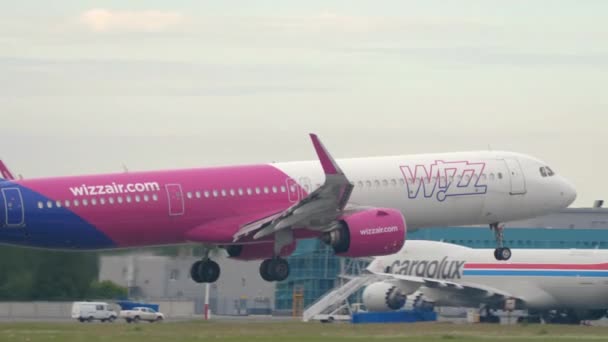 WizzAir Airbus A321 landing — Stockvideo