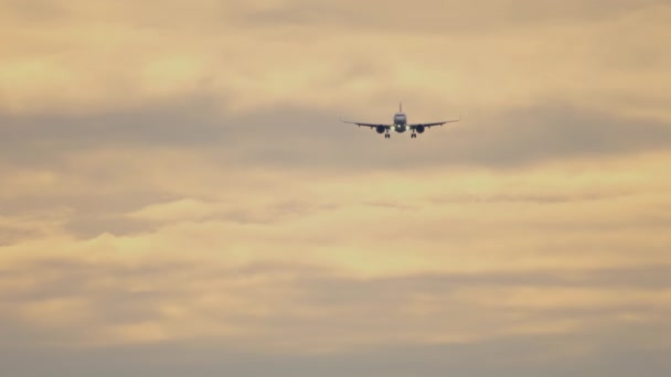 Approche finale au lever du soleil — Video