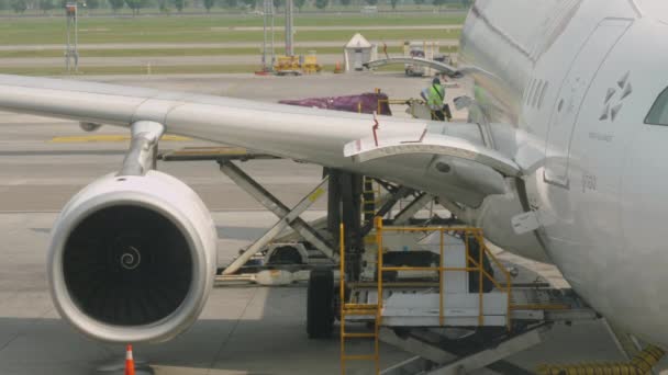 Chargement de fret à bord de l'aéronef — Video