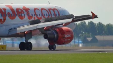 Easy Jet Airbus A319 iniş yapıyor.
