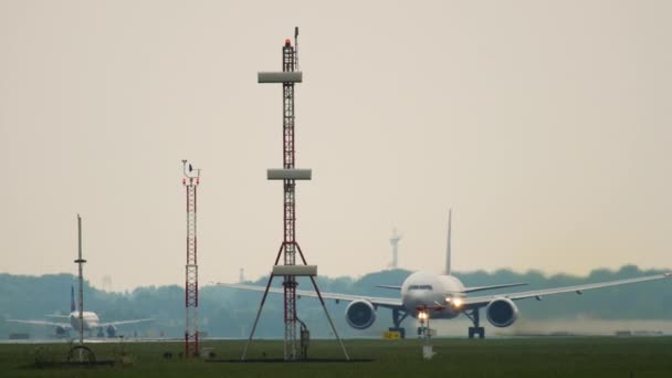 LAN Cargo Boeing 777 Luftfrachter Abfahrt — Stockvideo