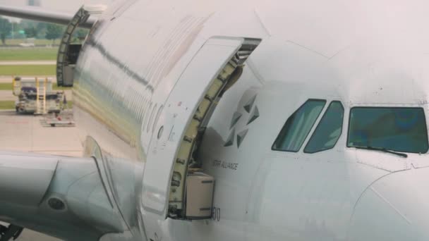 Szeroki samolot przed odlotem — Wideo stockowe
