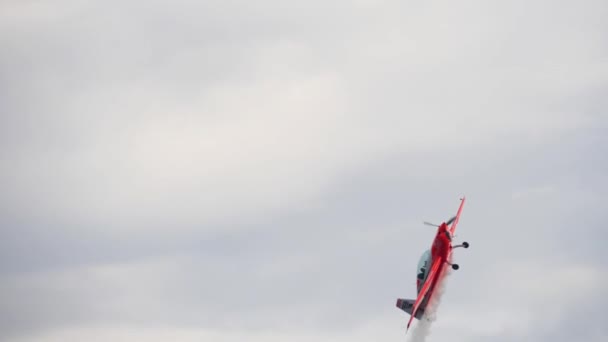 Wereldkampioen doet aerobatics — Stockvideo