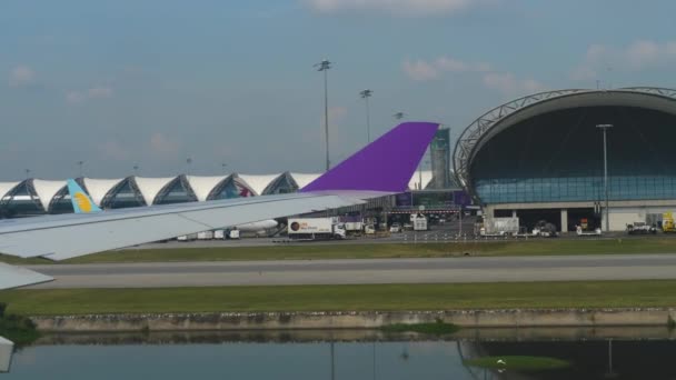 Vliegtuigen in Suvarnabhumi luchthaven — Stockvideo