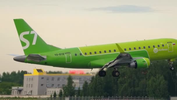 S7 Embraer 170 landning — Stockvideo