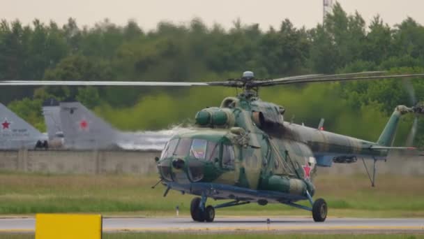 I piloti militari sono sul campo d'aviazione. — Video Stock