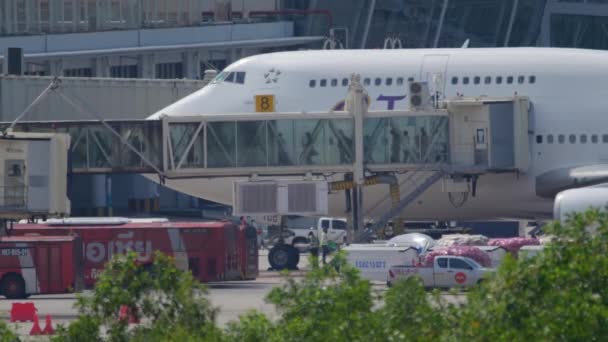 乘客们通过舰桥离开飞机 — 图库视频影像
