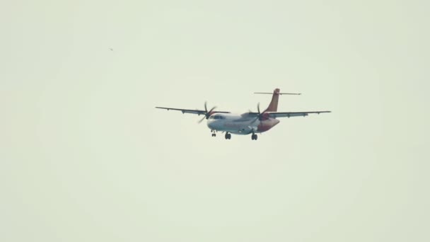 Turbopropflygplan som landar i Phuket — Stockvideo