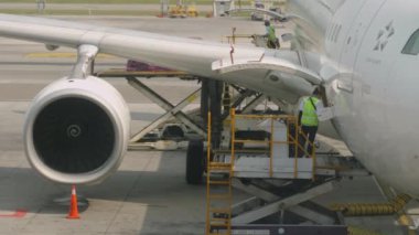 Uçağa kargo yükleniyor.