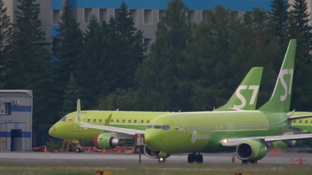 Boeing 737 rodaje antes de la salida — Vídeos de Stock