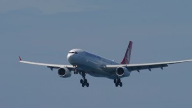 Türk Havayolları Airbus A330 iniş yapmadan önce yaklaşıyor