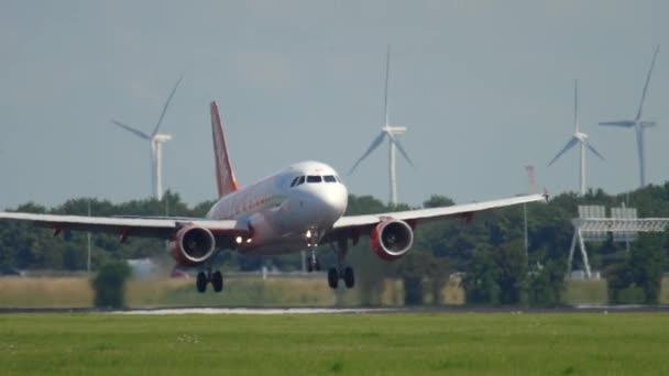 Landning med EasyJet Airbus A319 — Stockvideo