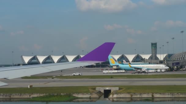 Aviones en Suvarnabhumi Aeropuerto — Vídeos de Stock
