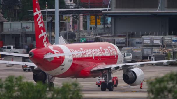 Flugzeug Airbus 320 schleppen — Stockvideo