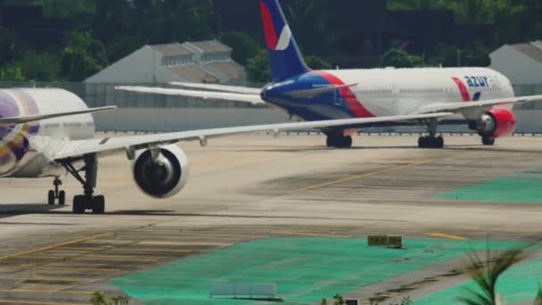 Trafiken på Phukets internationella flygplats — Stockvideo