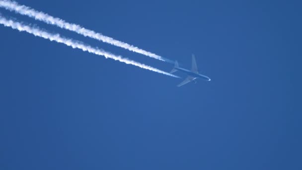 Avión volando alto — Vídeo de stock