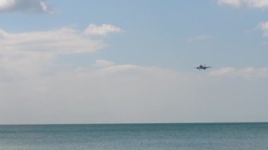 Okyanus üzerinden yaklaşan uçak.