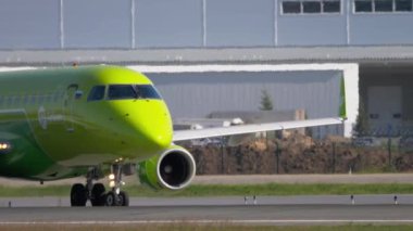 S7 Embraer E170 kalkışı