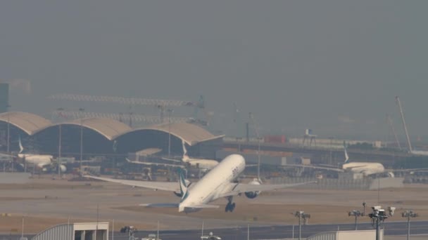 Salida del avión desde el aeropuerto internacional de Hong Kong — Vídeos de Stock