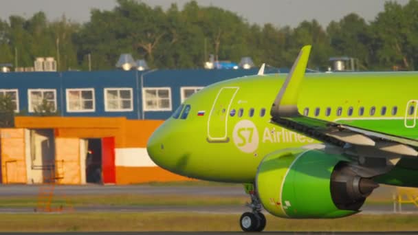 S7 Airbus A320 beschleunigt — Stockvideo