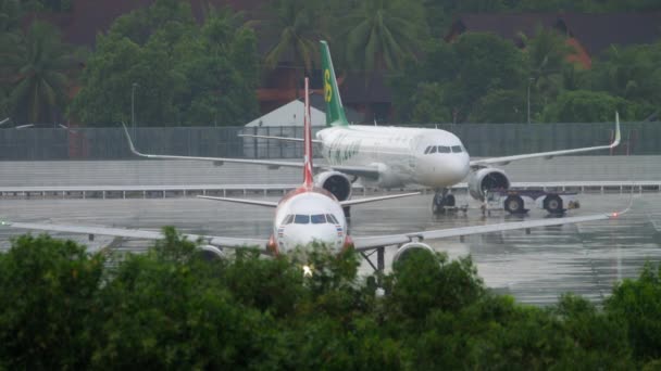 A320型空中客车在雨天出发前 — 图库视频影像