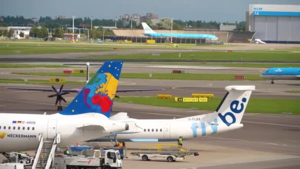 Airplanes in Schiphol airport, Amsterdam — Stock Video