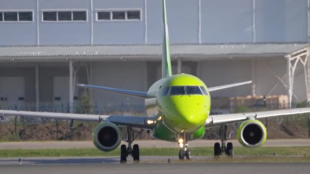 S7 Embraer E170 berangkat — Stok Video