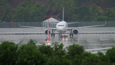 AirAsia Airbus A320 kalkışa hazırlanıyor.