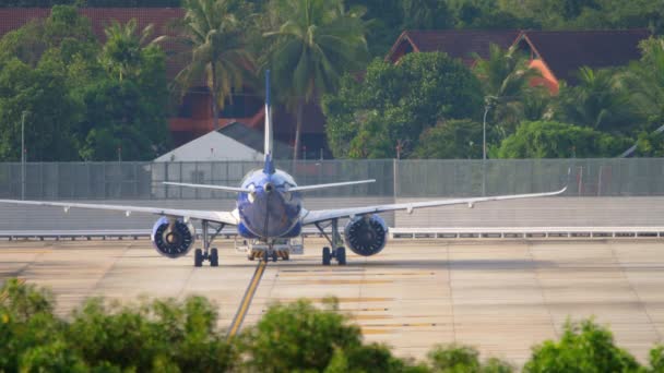 Avión Airbus 320 empujando hacia atrás — Vídeos de Stock