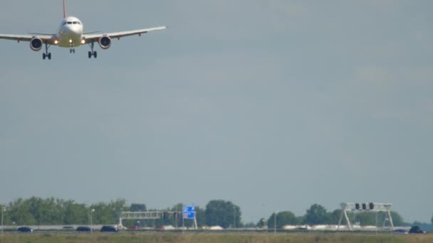 EasyJet Airbus A319 bei der Landung — Stockvideo