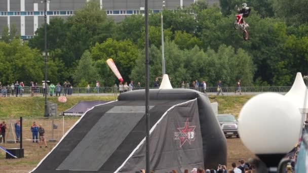 Motofreestyle - sauts avec des éléments acrobatiques incroyables — Video