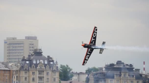 Racevliegtuig op het podium — Stockvideo