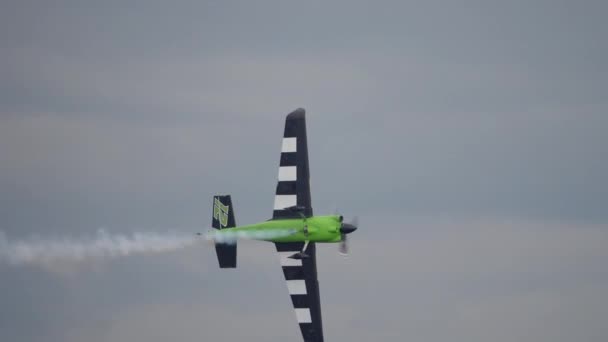 Rennflugzeug auf der Bühne — Stockvideo