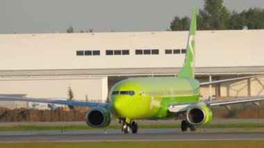 S7 Boeing 737 kalkıştan önce piste dönün